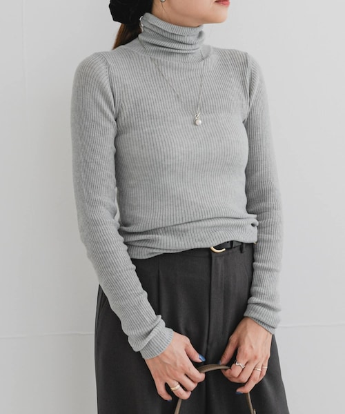 URBAN RESEARCH ROSSO（アーバンリサーチロッソ）の「F by ROSSO　ウォッシャブルシアーリブタートルニット（ニット/セーター・レディース・L/GRAY/RED/BLACK/BROWN・Free）」の4枚目の写真