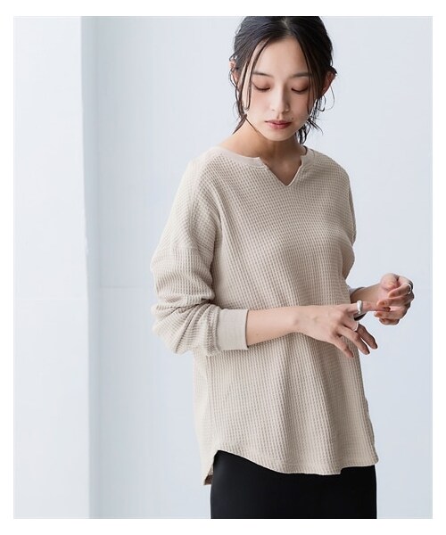 nissen（ニッセン）の「ワッフル素材キーネックトップス（UVカット）＜大きいサイズ有＞（Tシャツ/カットソー・レディース・ブラウン/ミルクベージュ/ネイビー/黒/グレープ/杢チャコールグレー/サックス/コーラルピンク/スティールネイビー/杢オートミール・S/M/L/LL/3L/4L/5L/6L/8L/10L）」の5枚目の写真