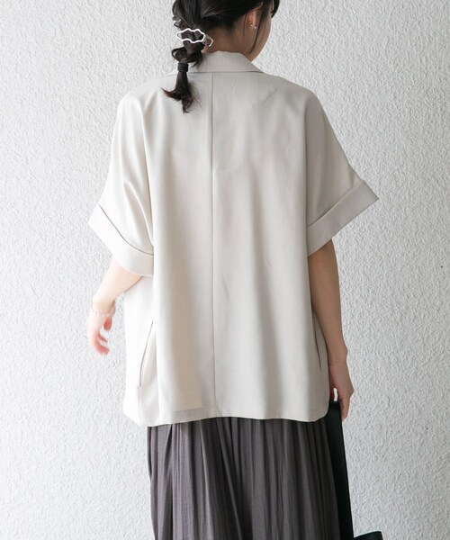 ITEMS URBANRESEARCH(アイテムズ アーバンリサーチ)の「『イージーケア/接触冷感/UVカット』SMOOTH LINEN TOUCH 半袖ジャケット(テーラードジャケット・レディース・OFF/BLK・Free)」の4枚目の写真