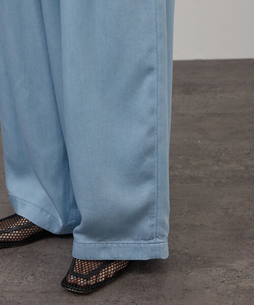 ADAM ET ROPE'(アダムエロペ)の「デニムライクタックフォルムワイドパンツ / セットアップ対応(その他パンツ・レディース・ブルー系/サックス・M/S)」の14枚目の写真