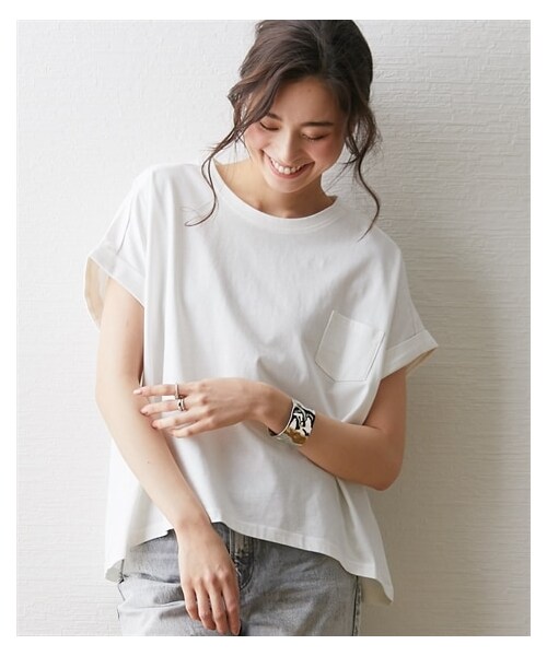 nissen（ニッセン）の「綿１００％　ゆるシルエット胸ポケット付Ｔシャツ【改良しました！】（Tシャツ/カットソー・レディース・[移行済]オフ/[移行済]ベージュ/[移行済]クロ/[移行済]カーキ/[移行済]パープル/[移行済]ブルー/[移行済]ダークグレー/[移行済]グレージュ/[移行済]モカ/[移行済]ブルーグレー/[移行済]スモークピンク/オフホワイト/ベージュ/ブラック/カーキ/モカ/ブルーグレー/スモークピンク/ミント/イエロー/ターコイズブルー/オフ×黒ボーダー(新色)/スカイブルー(新色)・M/L/LL/S/3L）」の8枚目の写真