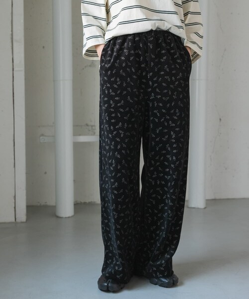 URBAN RESEARCH DOORS(アーバンリサーチドアーズ)の「FORK&SPOON ベロアプリントイージーパンツ(その他パンツ・レディース・BLACK/DARKGREEN・1/2)」の4枚目の写真