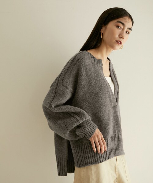 新品 Adam et Rope' Le Magasin   キーネックニット ADAM ET ROPE'（アダムエロペ）の「【WEB限定】アルパカ混キーネック