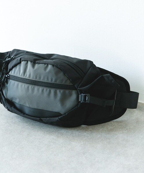 URBAN RESEARCH DOORS(アーバンリサーチドアーズ)の「フロントポケットボディバッグ(ショルダーバッグ・メンズ・BLACK/GRAY・-)」の2枚目の写真