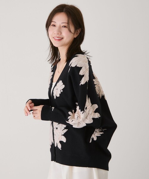 Jayro(ジャイロ)の「フラワージャガードドルマンニットカーディガン(カーディガン/ボレロ・レディース・ブラック/グレー/オフホワイト・F)」の7枚目の写真