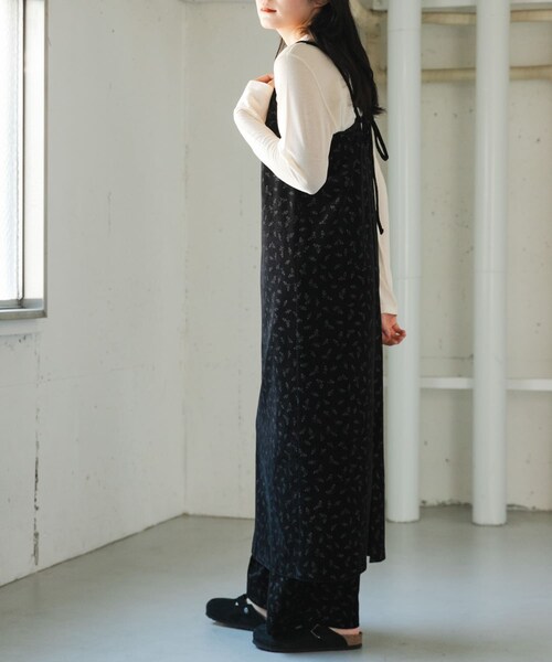 URBAN RESEARCH DOORS（アーバンリサーチドアーズ）の「FORK&SPOON　ベロアプリントエプロンワンピース（ワンピース・レディース・BLACK/DARKGREEN・1）」の8枚目の写真