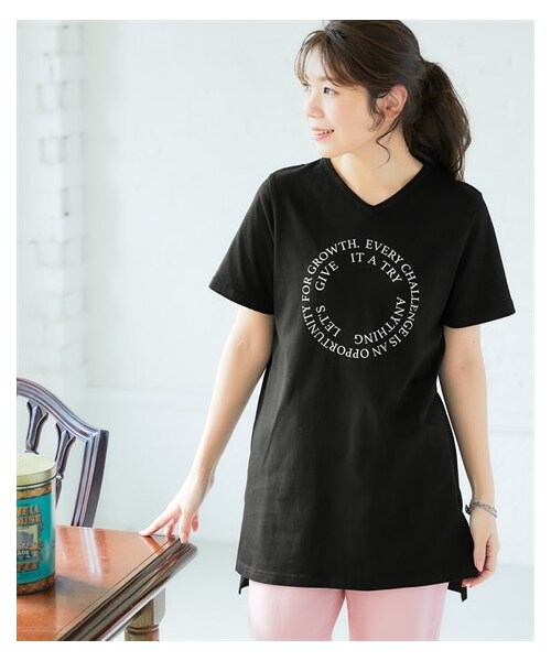 nissen（ニッセン）の「【綿１００％】プリントV ネックチュニックTシャツ（接触冷感・UVカット）（選べる柄）＜大きいサイズ有＞（チュニック・レディース・カジュアルロゴ:グレージュ/カジュアルロゴ:アイス杢/タテロゴ:黒/タテロゴ:オフホワイト/カレッジロゴ:オフホワイト/カレッジロゴ:グレージュ/ソファネコ:スモーキーブルー/かくれんぼネコ:ネイビー/かくれんぼネコ:アイス杢/タワー:ミント/カットフラワー:ラベンダー/マリンロゴ:ブルーグリーン/アメカジロゴ:チャコールグレー/フライングバード:モーブグリーン/大人ロゴ:オフホワイト/ポップネコ:ブルーグリーン/カーブロゴ:黒/ソフトロゴ:チャコールグレー/ボタニカル:ミント/ハートロゴ:ピンクベージュ/衿花:ダークブルー/ブックネコ:オートミール/フレンチロゴ:ベージュ/筆記ロゴ:オフホワイト/パンダ:チャコールグレー/伸びネコ:ネイビー/花:ダークピンク・S/M/L/LL/3L/4L/5L/6L）」の9枚目の写真