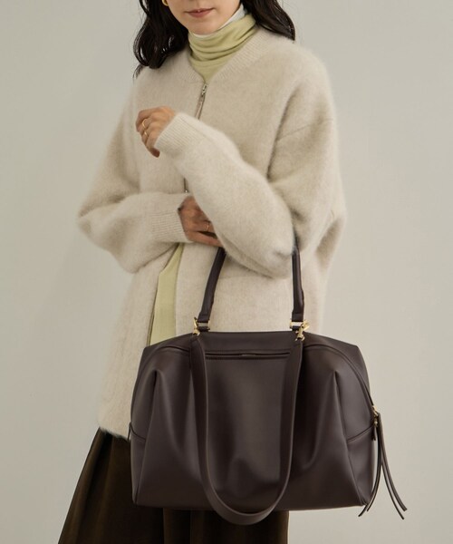 ADAM ET ROPE'(アダムエロペ)の「【WEB限定】スプリットレザーワンハンドルボストンバッグ / A4対応(ボストンバッグ・レディース・ブラック/ダークブラウン・F)」の11枚目の写真