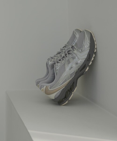 URBAN RESEARCH(アーバンリサーチ)の「ASICS GEL-KAYANO 14(スニーカー・レディース・025C/P SV・24/24.5/25/25.5)」の2枚目の写真