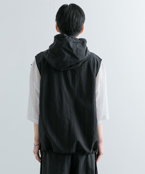 SENSE OF PLACE by URBAN RESEARCH（センスオブプレイスバイアーバンリサーチ）の「『セットアップ対応』ナイロンフーデッドトラックベスト（テーラードジャケット・メンズ・BLACK/L.BLUE・M/L）」の6枚目の写真