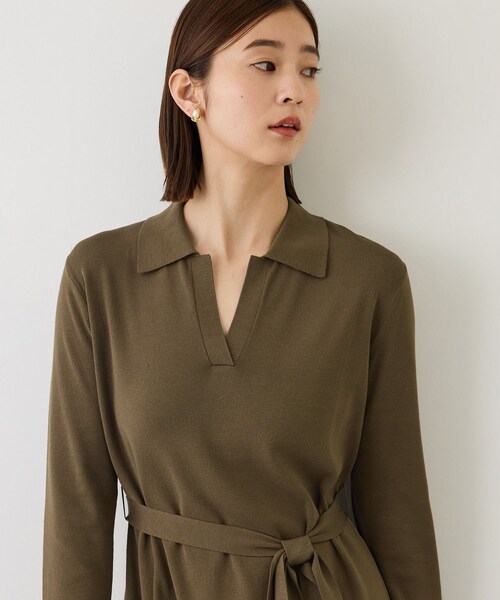 ROPE'（ロペ）の「【J'aDoRe・一部店舗限定サイズ】サテンコンビオープンカラーニットワンピース/イージーケア（ワンピース・レディース・ブラック/カーキ・F）」の8枚目の写真
