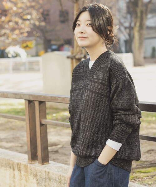 EKAL（エカル）の「Vネックバルキーボーダーニット（ニット/セーター・レディース・オフ/グレー/ブラック・One）」の16枚目の写真