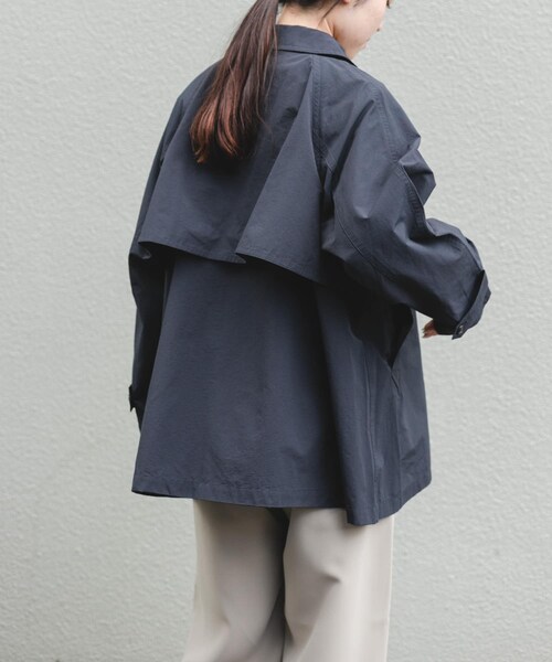 URBAN RESEARCH DOORS(アーバンリサーチドアーズ)の「FORK&SPOON ステンカラーテントコート(ステンカラーコート・レディース・BEIGE/NAVY・1)」の17枚目の写真