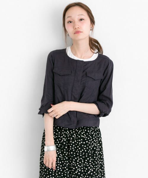 URBAN RESEARCH（アーバンリサーチ）の「リネンレーヨンシャツジャケット（ノーカラージャケット・レディース・WHT/NVY・FREE）」の6枚目の写真