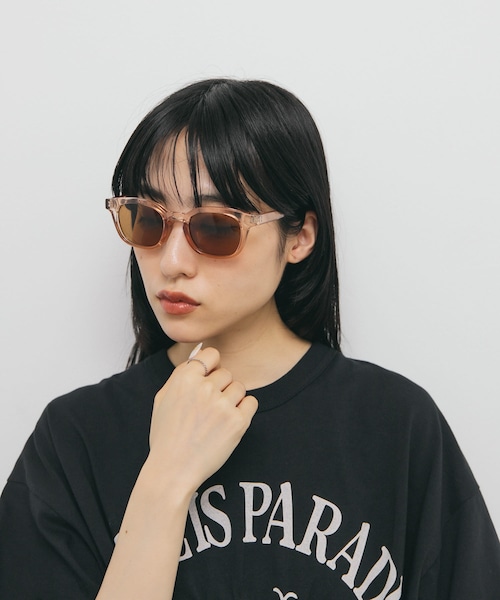 KBF（ケイビーエフ）の「ウェリントンフレームサングラス（メガネ・レディース・BROWN/BLACK/BLUE GRAY・one）」の3枚目の写真