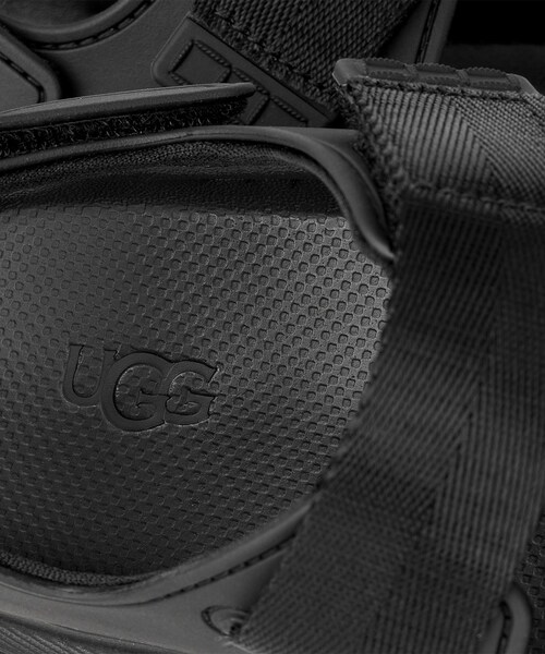 ADAM ET ROPE'(アダムエロペ)の「【UGG(アグ)】W GOLDENGLOW / ゴールデングロウ(サンダル・レディース・ブラック・23.0/24.0/25.0)」の9枚目の写真
