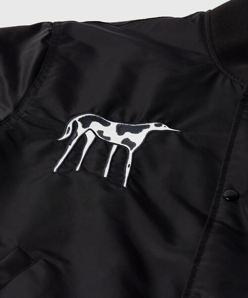 ADAM ET ROPE'（アダムエロペ）の「【by Parra/バイ・パラ】Club not 1976 satin bomber jacketq（その他アウター・メンズ・ブラック・L/M/XL）」の6枚目の写真