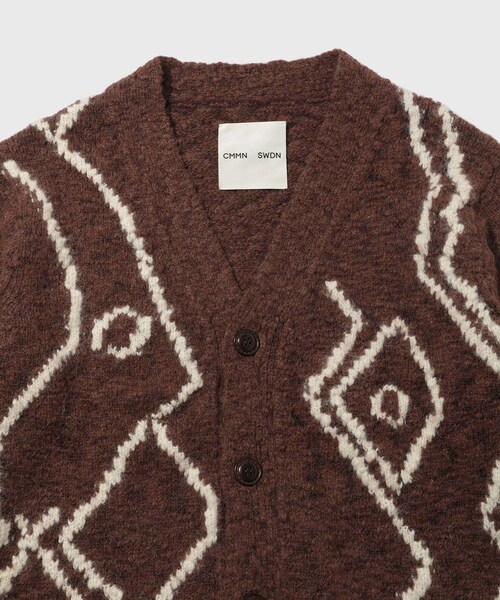 ADAM ET ROPE'(アダムエロペ)の「【CMMN SWDN/コモン スウェーデン】Rug artwork Cardigan(カーディガン/ボレロ・メンズ・ダークブラウン・46)」の3枚目の写真