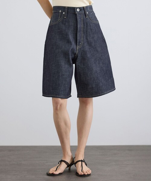 ADAM ET ROPE'(アダムエロペ)の「【J'aDoRe・一部店舗限定】【KURO(クロ)】STRUCTURE SHORTS(デニムパンツ・レディース・ネイビー系・26/27/28)」の2枚目の写真