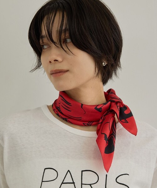 ADAM ET ROPE'(アダムエロペ)の「【Camille de Cussac by SALON】アートシルクスカーフ(バンダナ/スカーフ・レディース・ベージュ系/レッド・F)」の2枚目の写真