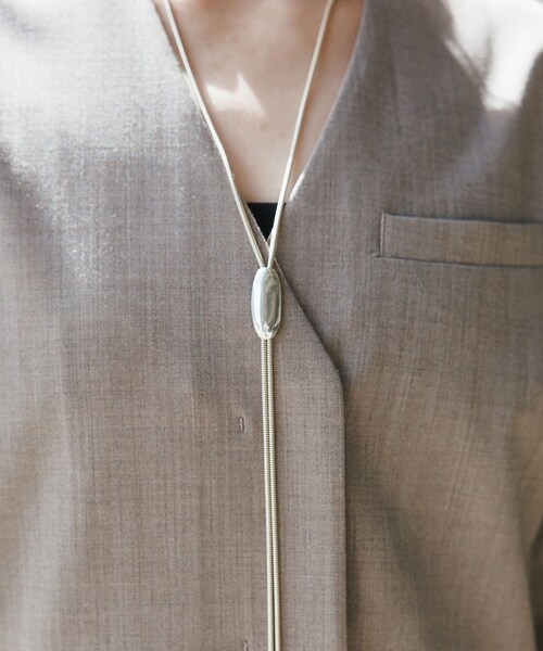 ADAM ET ROPE'(アダムエロペ)の「【EO(イオ)】Loop tie necklace(ネックレス・レディース・シルバー・F)」の3枚目の写真