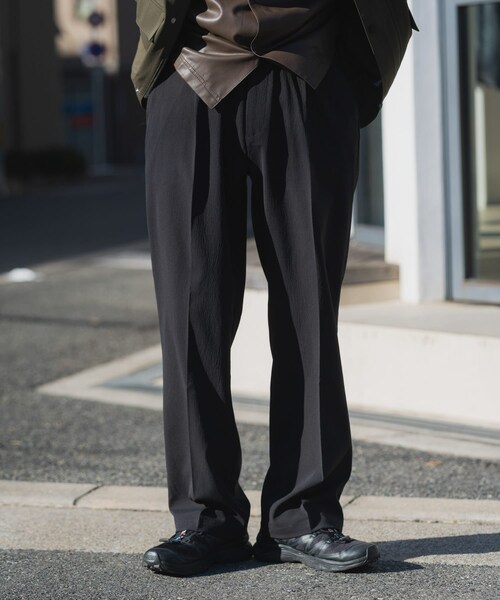 ITEMS URBANRESEARCH（アイテムズ アーバンリサーチ）の「『セットアップ対応』ヨウリュウ1-tuckテーパードパンツ（その他パンツ・メンズ・NVY/BRN/BLK・M/L）」の5枚目の写真