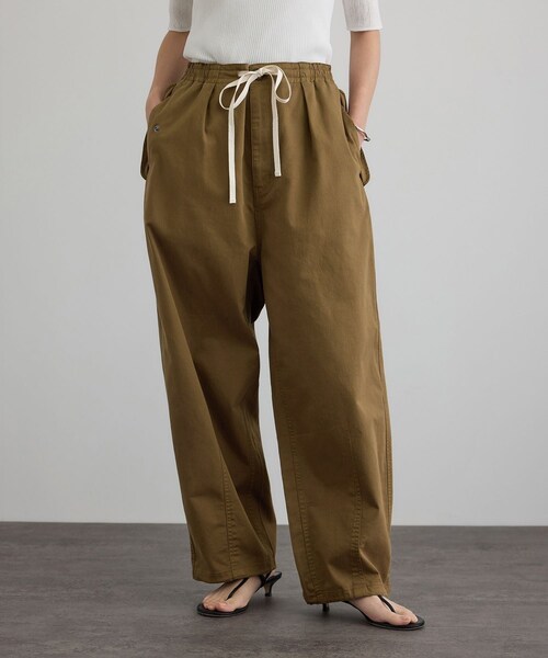 ADAM ET ROPE'（アダムエロペ）の「【WEB限定】ブロークンツイルミリタリータックカーゴパンツ（カーゴパンツ・レディース・オフホワイト/キャメル/カーキ・F）」の4枚目の写真