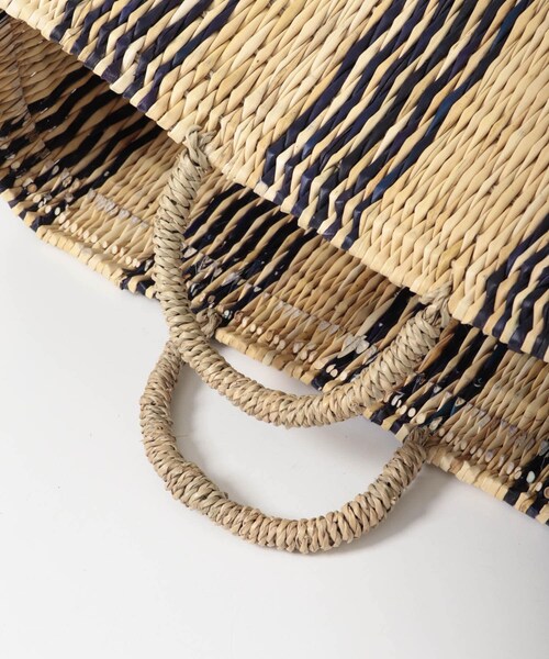 URBAN RESEARCH DOORS（アーバンリサーチドアーズ）の「アフリカンスクエア　ストロー横長カゴL ドームハンドル柄2（インテリア雑貨・メンズ・黒・L）」の6枚目の写真