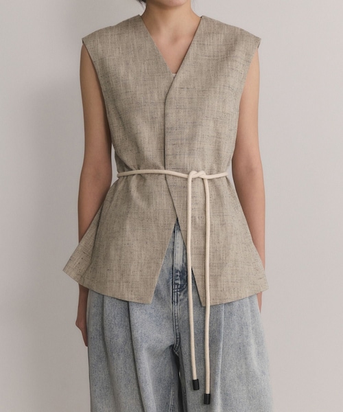 ADAM ET ROPE'（アダムエロペ）の「【EMOELLE】シルクネップジレトップス（ベスト・レディース・キナリ/ベージュ・36/38）」の11枚目の写真