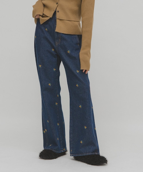 KBF（ケイビーエフ）の「シームポケットフレアデニム（デニムパンツ・レディース・L.BLUE/BLUE/L.BLUE刺繍/BLUE刺繍・36/38）」の3枚目の写真