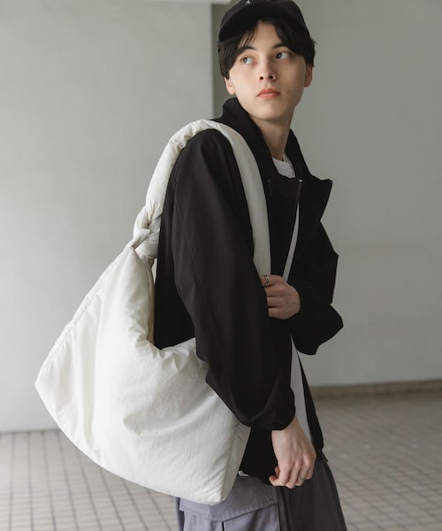 SENSE OF PLACE by URBAN RESEARCH(センスオブプレイスバイアーバンリサーチ)の「ナイロンパデットビックショルダー(ショルダーバッグ・メンズ・BLACK/WHITE/CHARCOAL/L.BLUE・one)」の1枚目の写真
