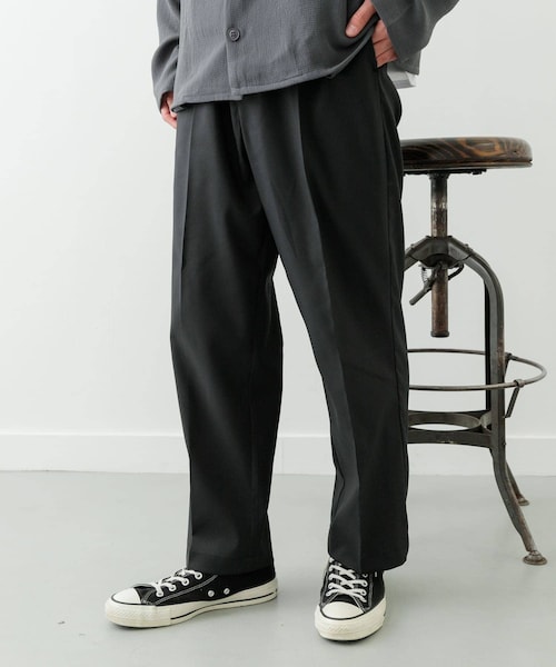 ITEMS URBANRESEARCH(アイテムズ アーバンリサーチ)の「1-tuckストレッチイージーパンツ(その他パンツ・メンズ・GRY/BEG/BRN/BLK・M/L)」の1枚目の写真