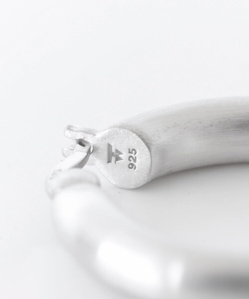 URBAN RESEARCH(アーバンリサーチ)の「TOM WOOD Hoops ThickSatin Medium(ピアス(両耳用)・レディース・Silver 925・FREE)」の5枚目の写真