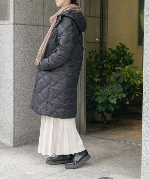 ITEMS URBANRESEARCH（アイテムズ アーバンリサーチ）の「TAION　HOOD LONG DOWN JACKET（その他アウター・レディース・BLK/OFF/D.CHOCO・M/L/XL）」の22枚目の写真