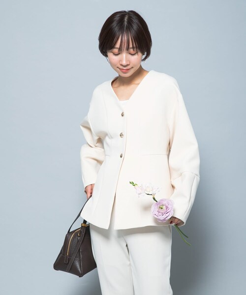 URBAN RESEARCH ROSSO（アーバンリサーチロッソ）の「『WEB限定』デザインボタンペプラムツイルジャケット（ノーカラージャケット・レディース・IVORY/BLACK・Free）」の6枚目の写真