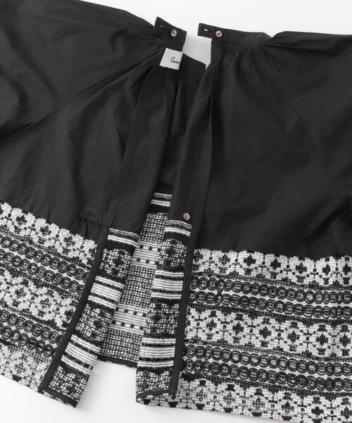 URBAN RESEARCH ROSSO（アーバンリサーチロッソ）の「sara mallika　COTTON BORDER GATHER LACE TOP（シャツ/ブラウス・レディース・WHITE/BLACK・FREE）」の13枚目の写真