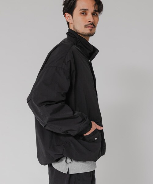 URBAN RESEARCH（アーバンリサーチ）の「NYLON SHORT MODS BLOUSON（テーラードジャケット・メンズ・BLACK/GREIGE・M/L）」の5枚目の写真