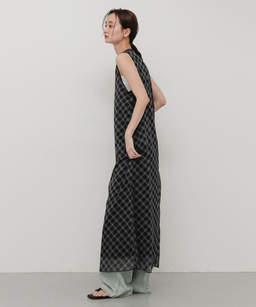 SENSE OF PLACE by URBAN RESEARCH(センスオブプレイスバイアーバンリサーチ)の「チェックシアーナローワンピース(ワンピース・レディース・BLACK/BROWN/BEIGE・One/COMPACT)」の7枚目の写真