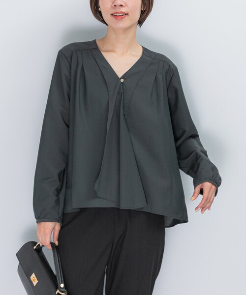 URBAN RESEARCH ROSSO（アーバンリサーチロッソ）の「ウォッシャブルVネックフレアブラウス（シャツ/ブラウス・レディース・OFF WHITE/CHARCOAL・FREE）」の14枚目の写真