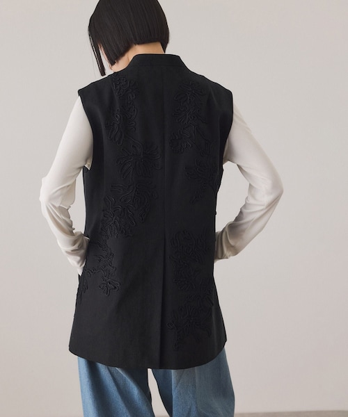 ADAM ET ROPE'（アダムエロペ）の「エンブロイダリージレ（ベスト・レディース・ブラック/キナリ・F）」の8枚目の写真