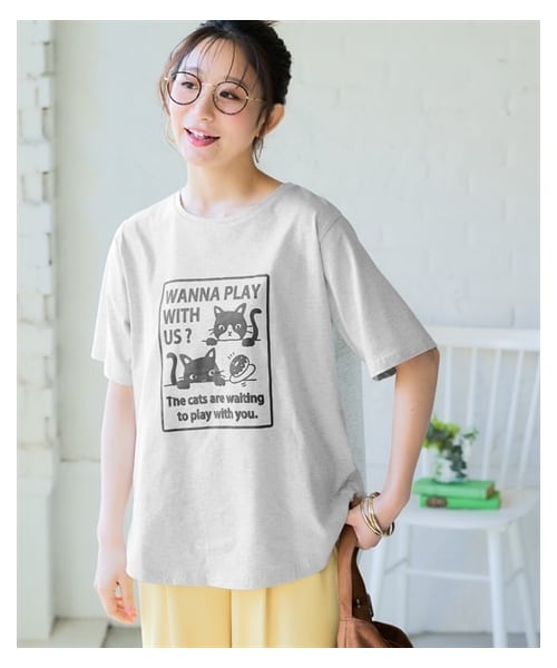 nissen（ニッセン）の「【吸汗速乾】裾ラウンドプリントＴシャツ＜大きいサイズ有＞（Tシャツ/カットソー・レディース・オフホワイト:フレンチロゴ/黒:フレンチロゴ/在庫限り_黒:ロゴ/在庫限り_アイスブルー:カレッジロゴ/在庫限り_オフホワイト:カレッジロゴ/在庫限り_ピンクベージュ:花ロゴ/在庫限り_グレージュ:草木/在庫限り_ライトカーキ:ブックネコ/在庫限り_杢グレー:胸ネコ/在庫限り_グレージュ:胸ネコ/オートミール:花/グレージュ:大人ロゴ/グレー:カレッジロゴ/黒:胸ネコ/ブルー:ブックネコ/ダスティピンク:オーシャン/ダスティミント:ペンギン/ライトグレー杢:ネコ/コーラルピンク:花/ネイビー:スマイル/アイスブルー:ハートロゴ・S/M/L/LL/3L/4L/5L/6L）」の8枚目の写真