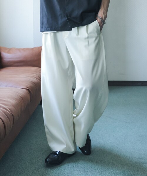 SENSE OF PLACE by URBAN RESEARCH(センスオブプレイスバイアーバンリサーチ)の「サイドタックワイドスラックス(その他パンツ・メンズ・IVORY/BLACK/NAVY・M/L)」の1枚目の写真