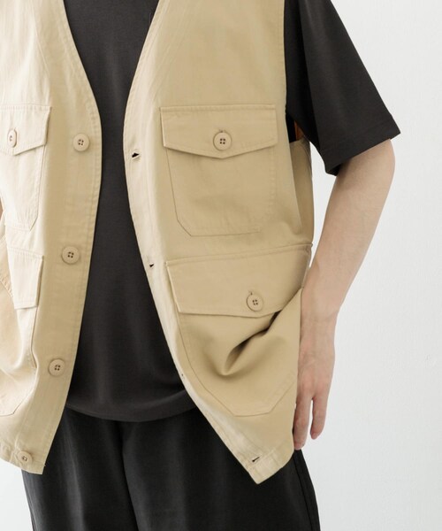 ITEMS URBANRESEARCH（アイテムズ アーバンリサーチ）の「マルチポケットVネックベスト（ベスト・メンズ・BLK/IVO/BEG・M/L）」の22枚目の写真
