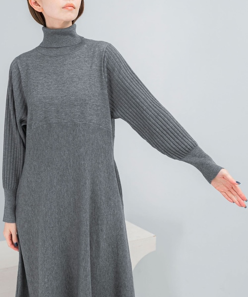 URBAN RESEARCH ROSSO（アーバンリサーチロッソ）の「『WEB限定』タートルネックデザインスリーブワンピース（ワンピース・レディース・GRAY/RED/D/BROWN/NAVY・FREE）」の14枚目の写真