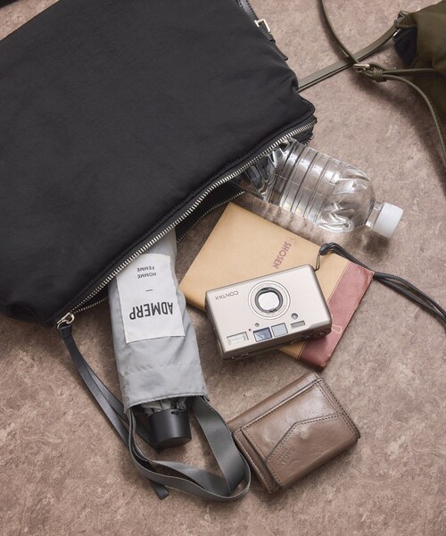 ADAM ET ROPE'（アダムエロペ）の「ダブルポケットパテッドショルダー（ショルダーバッグ・レディース・ブラック/カーキ・F）」の4枚目の写真