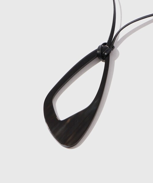 ADAM ET ROPE'（アダムエロペ）の「【CATH・S/キャッツ】HOLLOW HORN NECKLACE（ネックレス・メンズ・ブラック・F）」の3枚目の写真