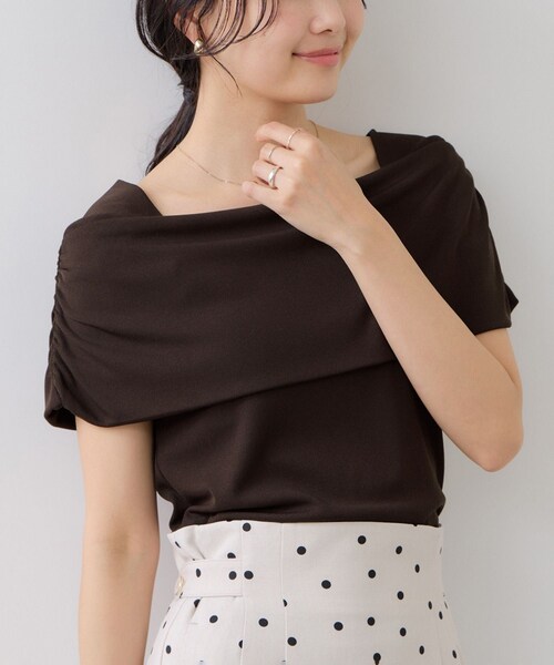 VIS(ビス)の「サイドギャザーオフショルダーカットソー/接触冷感(Tシャツ/カットソー・レディース・キナリ/ダークブラウン/ライトグリーン/レッド・F)」の2枚目の写真