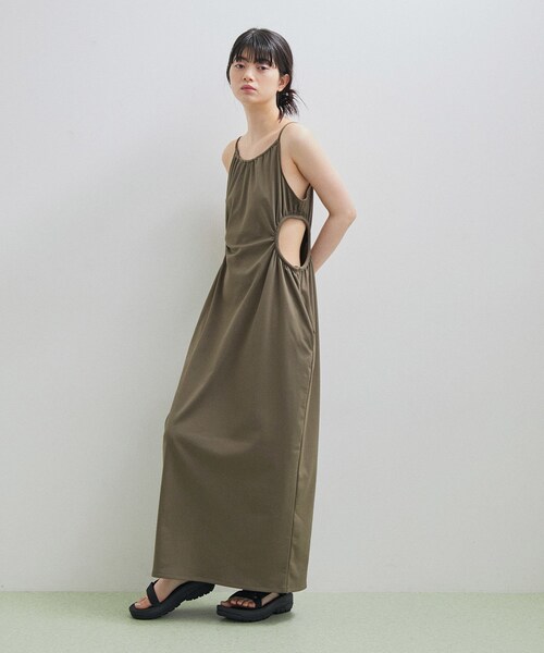 ADAM ET ROPE'(アダムエロペ)の「カットアウトキャミワンピース(ワンピース・レディース・ブラック/カーキ・F)」の19枚目の写真