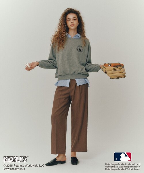 ROPE' PICNIC（ロペピクニック）の「【PEANUTS×MLB COLLECTION by ROPE' PICNIC】オフショルスウェット（スウェット・レディース・チャコール/ライトグレー/ブラウン・F）」の5枚目の写真