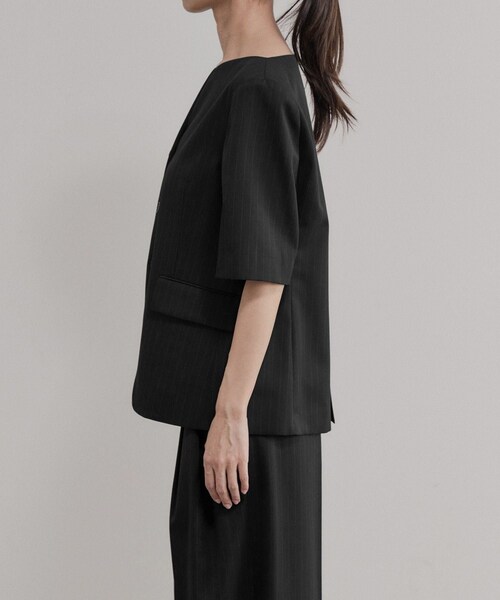 ADAM ET ROPE'（アダムエロペ）の「【EMOELLE】スリットネックハーフスリーブジャケット（ノーカラージャケット・レディース・ブラック系/ベージュ・F）」の8枚目の写真